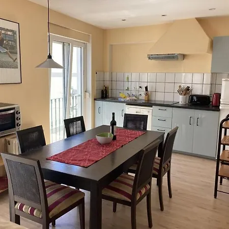 City Holiday Apartment By The Sea *